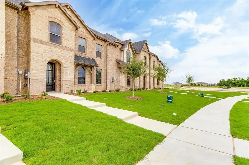 Charleston Townhomes community streetscape, Mansfield, Texas